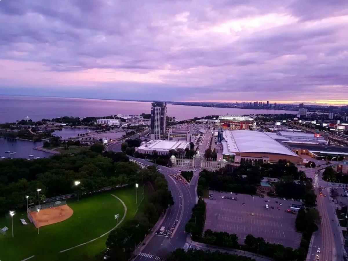30 Off Lake View Property Heart Of Downtown Toronto Exterior foto