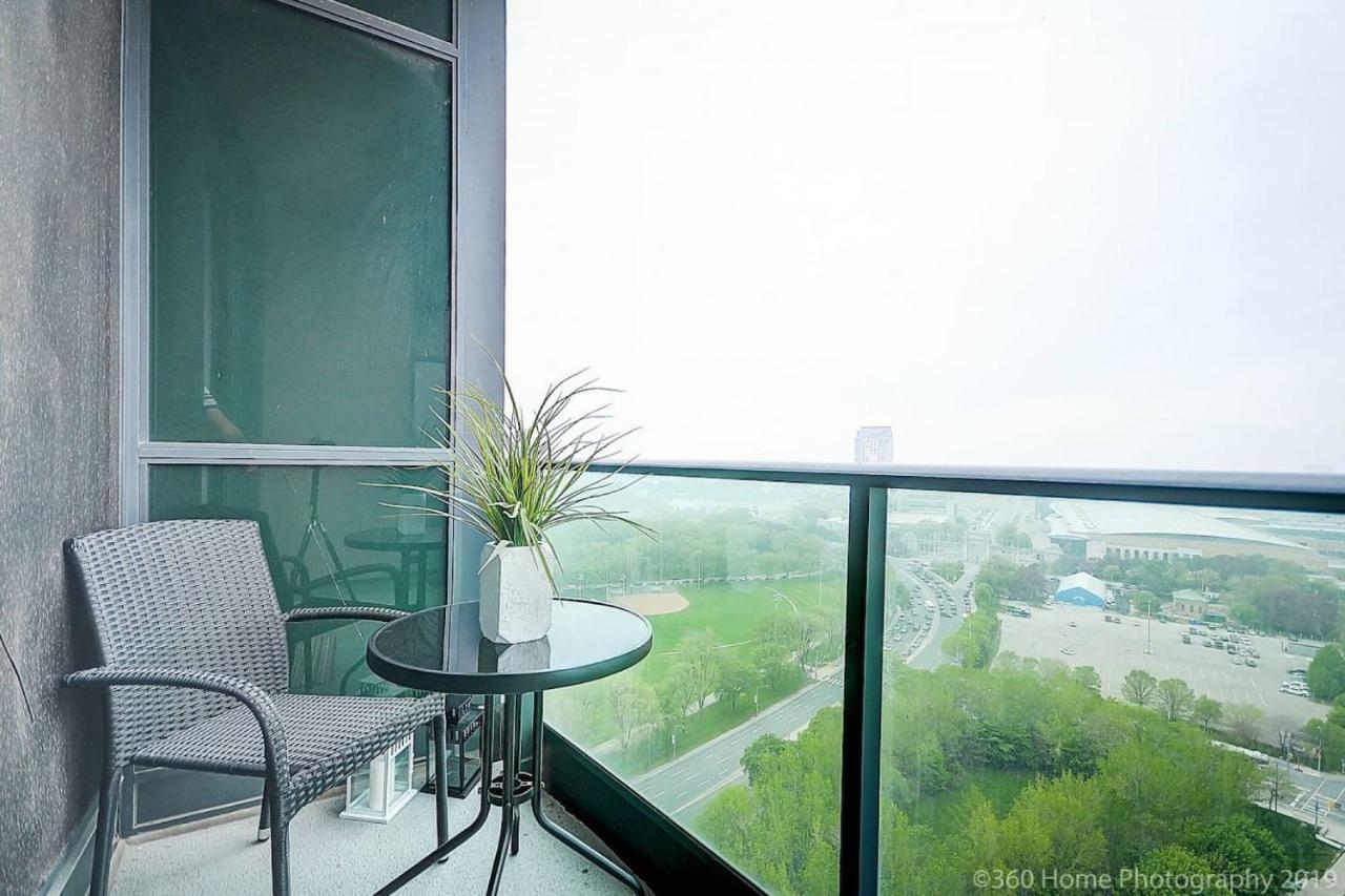 30 Off Lake View Property Heart Of Downtown Toronto Exterior foto